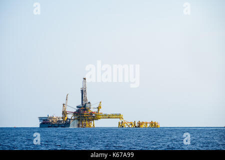 Offshore Bohrinseln und Tanker Stockfoto