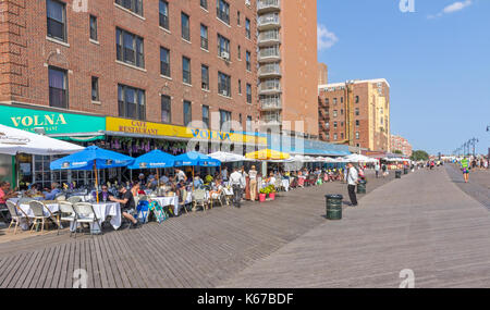 Das Brighton Beach in Brooklyn, für die Russische Einwanderer, die hier leben, bekannt. Stockfoto