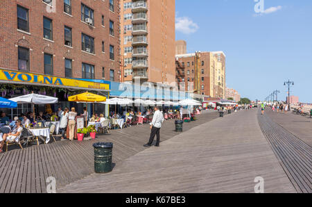 Das Brighton Beach in Brooklyn, für die Russische Einwanderer, die hier leben, bekannt. Stockfoto