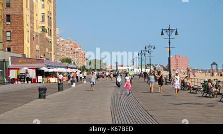 Das Brighton Beach in Brooklyn, für die Russische Einwanderer, die hier leben, bekannt. Stockfoto