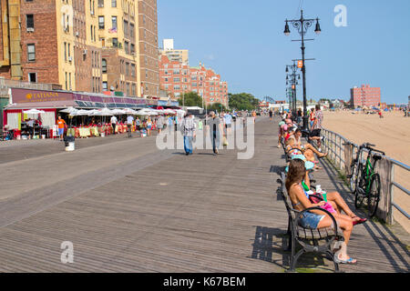 Das Brighton Beach in Brooklyn, für die Russische Einwanderer, die hier leben, bekannt. Stockfoto