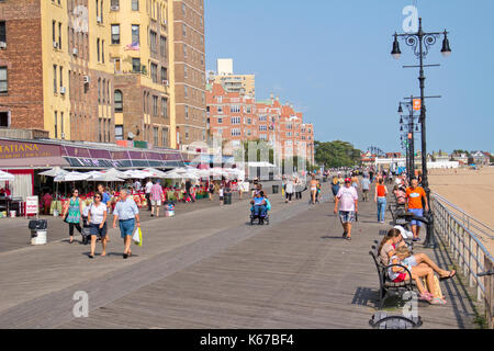 Das Brighton Beach in Brooklyn, für die Russische Einwanderer, die hier leben, bekannt. Stockfoto