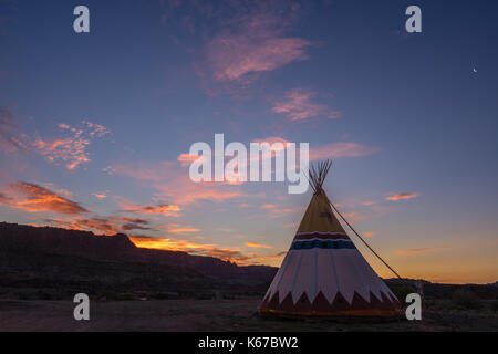 Silhouette eines Tipi Zeltes bei Sonnenaufgang, Utah, USA Stockfoto