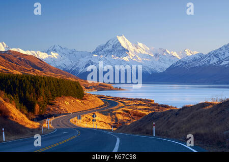 Wicklung Straße zum Mount Cook Village, Canterbury, Südinsel, Neuseeland Stockfoto