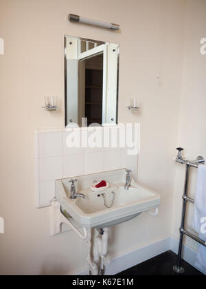 Nahaufnahme der altmodische Retro styled Waschbecken und Spiegel; England; UK Stockfoto