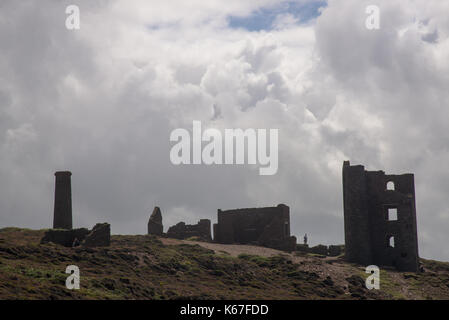 Die Ruinen der alten Zinnmine Fabrik an der Nordküste von Cornwall, England Stockfoto