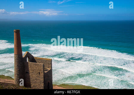 Die Ruinen der alten Zinnmine Fabrik an der Nordküste von Cornwall, England Stockfoto