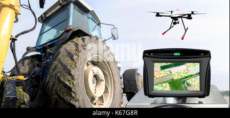 Smart Landwirtschaft, Bauernhof, Precision Farming Konzept. Automation Drone, Traktor, NIR-Bilder verarbeitung Anwendung Bildschirm Gerät erstellen Bereich Gesundheit Stockfoto