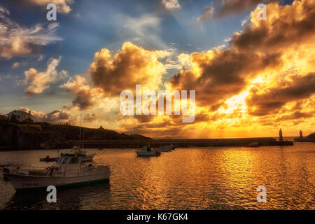 Fischerboote bei Sonnenuntergang in der Altstadt Hafen von Tapia de Casariego. Asturien. Spanien. Stockfoto