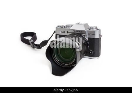 Fujifilm X-T 20 spiegellosen Digitalkamera mit 18-55mm Objektiv, Sonnenblende und Handschlaufe auf weißem Hintergrund Stockfoto