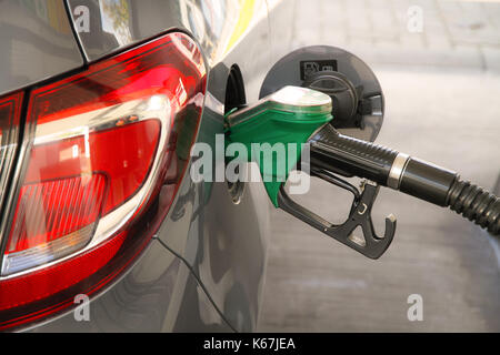 Auto tanken an der Tankstelle. Konzept für den Einsatz von fossilen Treibstoffen (Benzin, Diesel) in Verbrennungsmotoren und heilen Umwelt und Arbeitsschutz Stockfoto