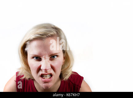 Eine Frau stellt eine sehr verärgert oder bestimmt Gesicht in Weiß studio Hintergrund mit Kopie Raum Stockfoto