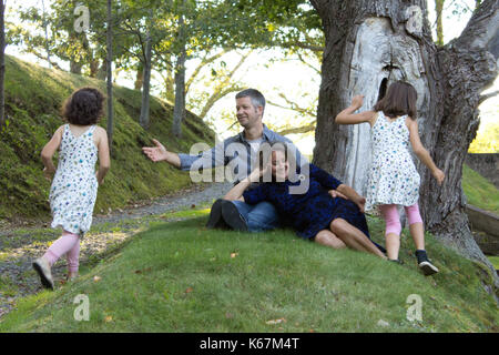 Zwei Kinder laufen für ihre Eltern, die Arme ausgestreckt Stockfoto