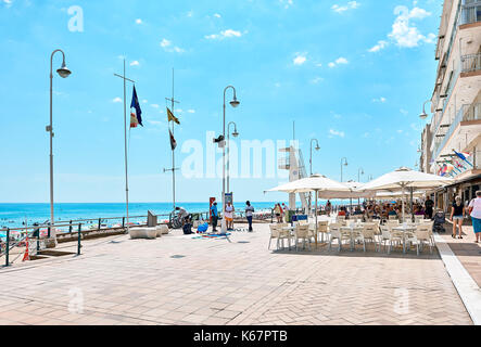 Guardamar del Segura, Spanien - September 4, 2017: Blick auf die Promenade mit Restaurants im Freien von Guardamar del Segura. Costa Blanca, Spanien Stockfoto