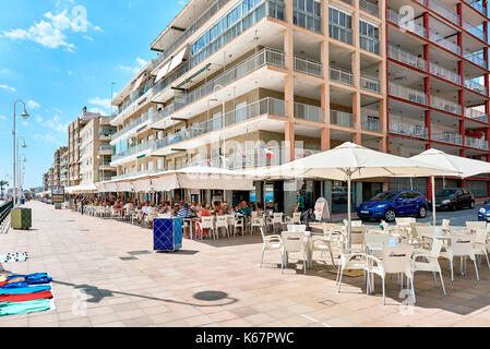 Guardamar del Segura, Spanien - September 4, 2017: Blick auf die Promenade mit Restaurants im Freien von Guardamar del Segura. Costa Blanca, Spanien Stockfoto