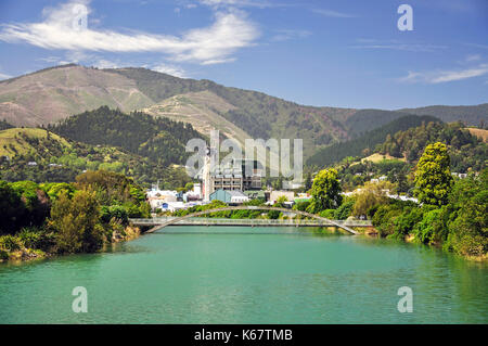 Civic Center über Maitai River, Nelson, Nelson, Südinsel, Neuseeland Stockfoto