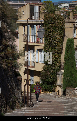 Wandern auf den gepflasterten Schritte von Le Suquet Altstadt, Cannes, Frankreich Stockfoto