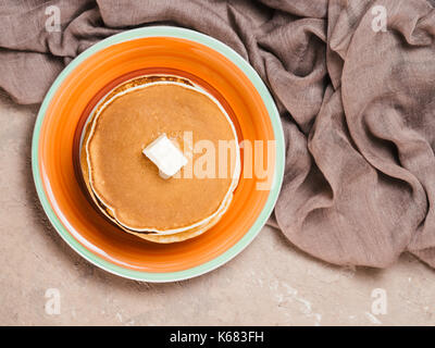 Hausgemachte Pfannkuchen in Gusseisen Stockfoto