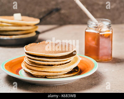 Stapel von hausgemachte Pfannkuchen Stockfoto