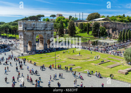 Nordseite Triumphbogen des Konstantin vom Kolosseum, Rom, Latium, Italien, Europa gesehen. Stockfoto