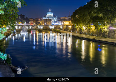 St Peter's Basilica und Ponte Sant'Angelo vom Ponte Umberto I, Rom, Italien, Europa gesehen. Stockfoto