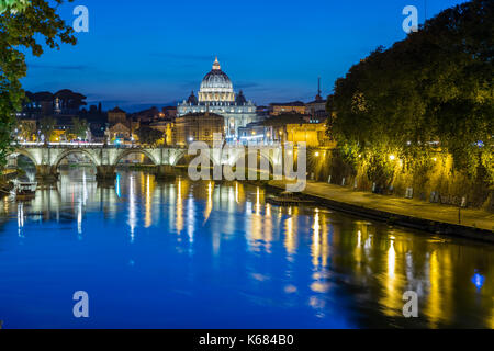 St Peter's Basilica und Ponte Sant'Angelo vom Ponte Umberto I, Rom, Italien, Europa gesehen. Stockfoto