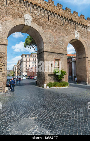 Die Passetto di Borgo, erhöht Passage, die die Vatikanstadt mit der Engelsburg, Rom, Latium, Italien, Europa verbindet. Stockfoto