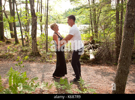 Von einem Sommer See, eine blonde Frau lacht mit ihrem stattlichen Mann Stockfoto