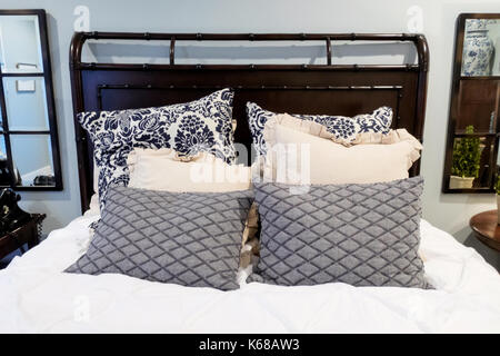 Ein großes Bett mit Schein-Kissen in ein gemütliches Schlafzimmer. Stockfoto