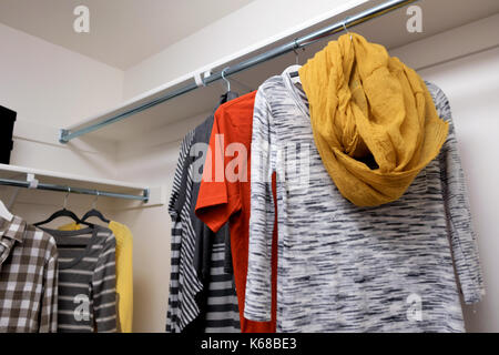 Einen begehbaren Schrank mit kurzen T-Shirts für Männer und Frauen Pullover und Schals. Stockfoto