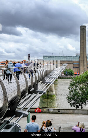 London, UK - August 3, 2017: auf dem Weg zur Tate Modern über die Millennium Bridge. Leute zeigt, die zu Fuß über die Brücke. Stockfoto