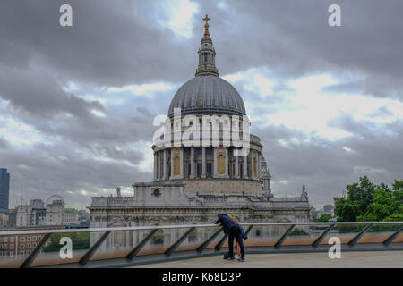 London, Großbritannien - 3. August 2017: die St. Paul's Kathedrale Blick von oben auf 1 Neue ändern. Zeigt ein Paar über das Geländer im Vordergrund. Stockfoto