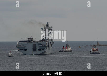 HMS Ocean Blätter Plymouth auf ihrer letzten Tour der Aufgabe bis zum Mittelmeer vor der brasilianischen Marine verkauft wird. Stockfoto