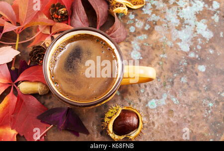 Tasse Kaffee und gefallenen roten Herbstlaub Stockfoto