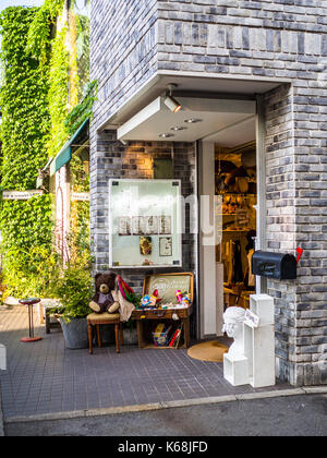 Tokio, Japan, 28. Juni - 2017: Im freien Blick auf ein Restaurant im Komachi-dori Straße, in Kamakura in Tokio, Japan Stockfoto