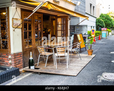 Tokio, Japan, 28. Juni - 2017: Im freien Blick auf ein Restaurant im Komachi-dori Straße, in Kamakura in Tokio, Japan Stockfoto