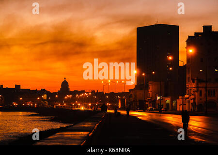 Coastal Promenade am Meer und Straße, dem Malecon, Havanna, Hauptstadt von Kuba bei Sonnenuntergang mit Skyline der Innenstadt einschließlich der Nationalen Capitol Building Stockfoto