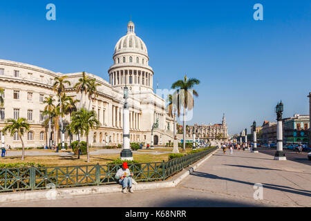 Dome und Kuppel der Nationalen Capitol Gebäude, ein Wahrzeichen in der Innenstadt von Havanna, die Hauptstadt Kubas an einem sonnigen Tag mit wolkenlosen blauen Himmel Stockfoto