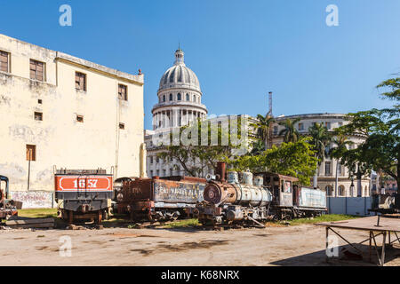 Schrottplatz hinter dem berühmten National Capitol Gebäude in der Innenstadt von Havanna, der Hauptstadt von Kuba, mit verlassenen, rostenden Eisenbahn Lokomotive Motoren Stockfoto