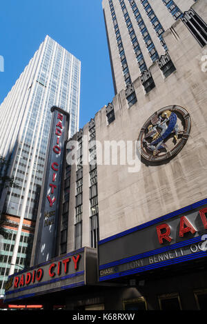 Detail, durchbrochenen Plaque, Tanz, Drama und Lied, Radio City Musik Hall, das Rockefeller Center, New York City Stockfoto