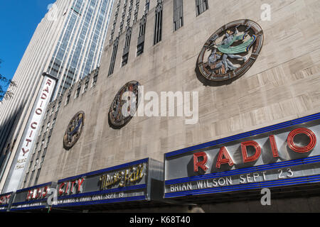 Detail, durchbrochenen Plaque, Tanz, Drama und Lied, Radio City Musik Hall, das Rockefeller Center, New York City Stockfoto