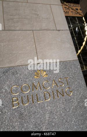 30 Rockefeller Center, Comcast Gebäude mit NBC Logo Zeichen, NYC Stockfoto