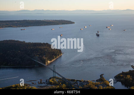 Aeriall Blick auf die Burrard Inlet, Lions Gate Bridge, Stanley Park und UBC im Hintergrund. Bild in Vancouver, British Columbia, Kanada, während genommen Stockfoto