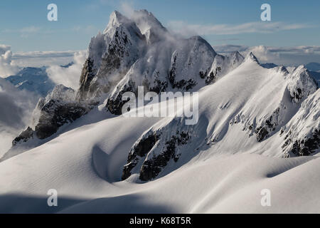 Antenne Landschaft Blick auf einem wunderschönen Berg (Tantalus Bereich) in Squamish, British Columbia, Kanada. Stockfoto