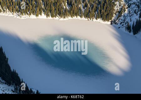 Gefrorenen See in den Bergen im tauwetter Prozess im Frühling. In der Nähe von Squamish, British Columbia, Kanada. Stockfoto