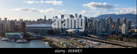 Downtown Vancouver, BC, Kanada - Apr 02, 2017 - Luftbild Panoramaaussicht auf die Skyline der Stadt, BC Place Stadium, Rogers Arena, um False Creek. Stockfoto
