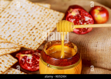 Rosch Haschanah jewesh Urlaub Konzept - Honig, Apfel und Granatapfel über traditionellen Urlaub Symbole. Stockfoto