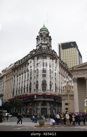 BUENOS AIRES, ARGENTINIEN - September 2017 - alte Gebäude in einer Ecke in der Innenstadt von Buenos Aires Stockfoto