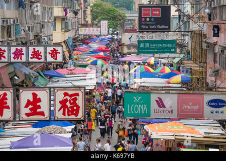 Leute Einkaufen an einem Street Market in Hong Kong Stockfoto