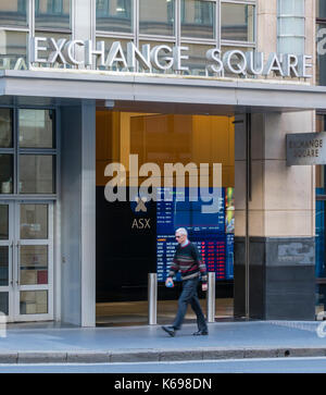 Man Walking Vergangenheit der Sydney Exchange Square Stockfoto